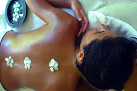 Sesión de masaje con velas en un spa